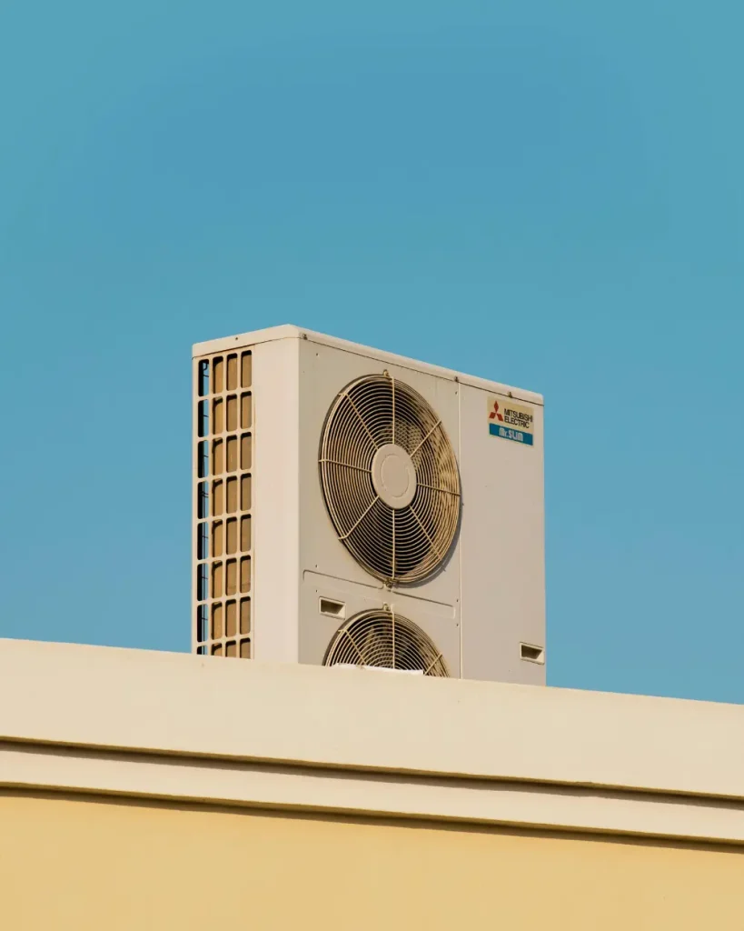 Unité extérieure Mitsubishi Electric Mr Slim sur toiture - Poletti Clim basé à Collobrières