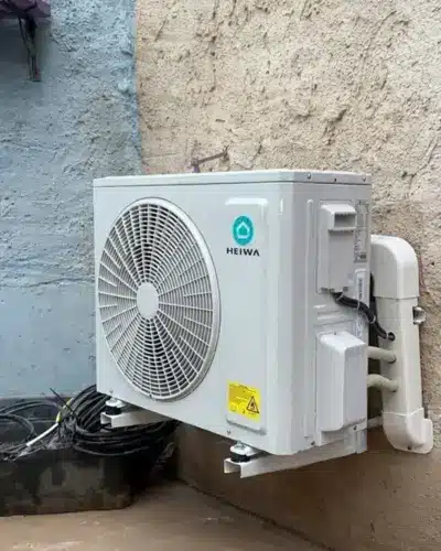 Unité extérieure climatisation Heiwa installée sur mur extérieur - Poletti Clim Var