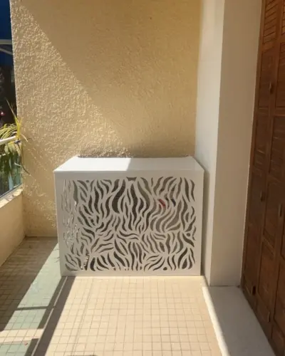 Cache unité extérieure climatisation design blanc installé par Poletti Clim dans le Var