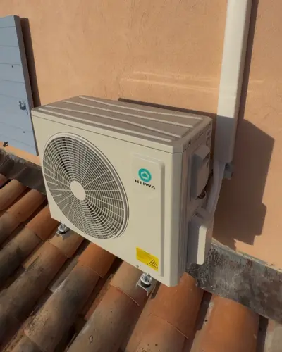 Unité extérieure climatisation Heiwa installée sur toiture - Poletti Clim Var