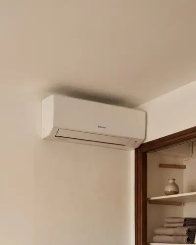 Installation climatisation murale dans une chambre - Poletti Clim Var