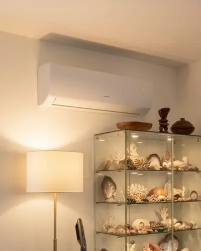 Installation climatisation murale dans un salon - Poletti Clim Var