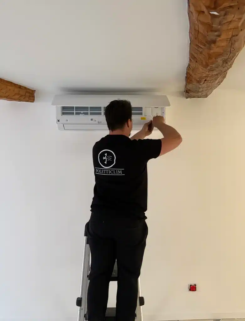 Technicien Poletti Clim en train d'installer une climatisation murale à Collobrières dans le Var